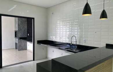 Imagem: A casa em condomínio possui 3 Dormitórios, 3 Banheiros, 3