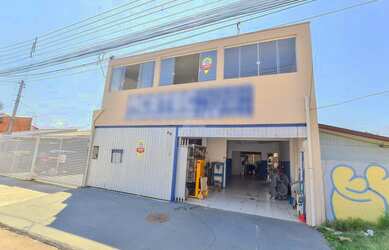 Imagem: A casa possui 3 Dormitórios, 2 Banheiros, 1 Vaga na garagem