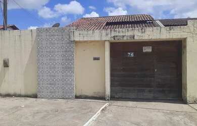 Imagem: A casa possui 3 Dormitórios, 1 Banheiro, 2 Vagas na garagem