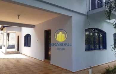 Imagem: A casa possui 4 Dormitórios, 3 Banheiros, 5 Vagas na garagem