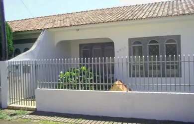 Imagem: A casa possui 3 Dormitórios, 1 Banheiro, 2 Vagas na garagem