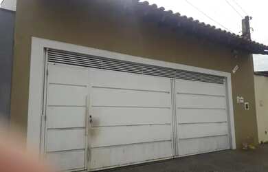 Imagem: A casa possui 4 Dormitórios, 2 Banheiros, 3 Vagas na garagem