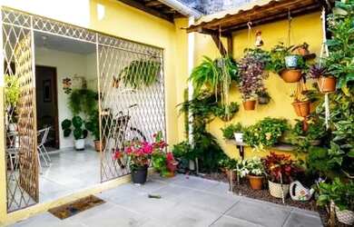 Imagem: A casa possui 3 Dormitórios, 1 Banheiro, 1 Vaga na garagem