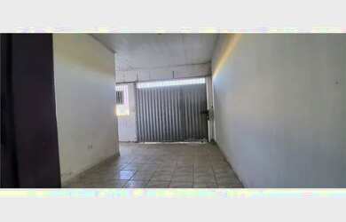 Imagem: A casa possui 3 Dormitórios, 1 Banheiro, 1 Vaga na garagem