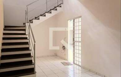 Imagem: A casa possui 3 Dormitórios, 2 Banheiros, 5 Vagas na garagem