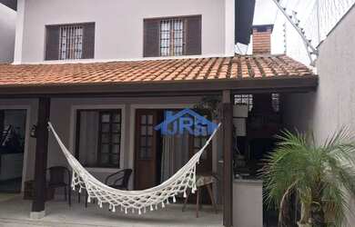 Imagem: A casa possui 4 Dormitórios, 3 Banheiros, 3 Vagas na garagem