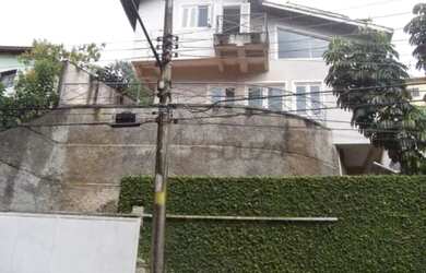 Imagem: A casa possui 4 Dormitórios, 4 Banheiros, 5 Vagas na garagem