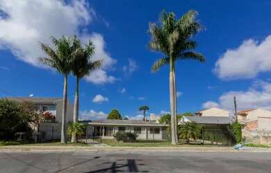 Imagem: A casa possui 4 Dormitórios, 5 Banheiros, 5 Vagas na garagem