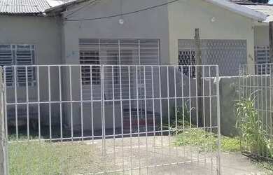 Imagem: A casa possui 3 Dormitórios, 1 Banheiro, 1 Vaga na garagem