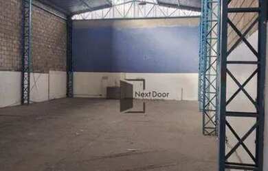 Imagem: O depósito possui 3 Vagas na garagem e 215m² de Área e está