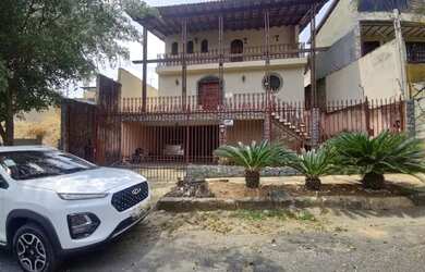 Imagem: A casa possui 4 Dormitórios, 4 Banheiros, 4 Vagas na garagem