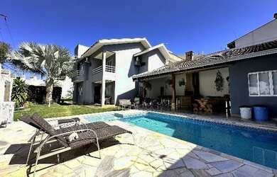 Imagem: A casa possui 3 Dormitórios, 4 Banheiros, 3 Vagas na garagem