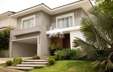 Imagem: A casa possui 1 Dormitório, 4 Banheiros, 2 Vagas na garagem