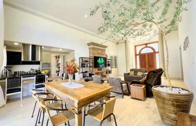 Imagem: A casa em condomínio possui 5 Dormitórios, 5 Banheiros, 3