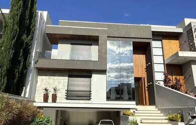 Imagem: A casa em condomínio possui 3 Dormitórios, 4 Banheiros, 2