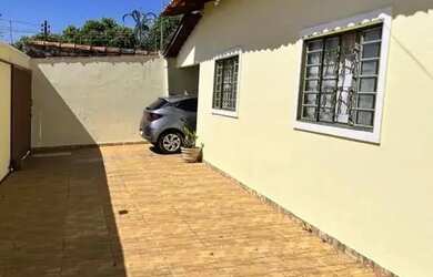 Imagem: A casa possui 4 Dormitórios, 2 Banheiros e está localizado