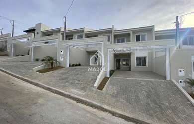 Imagem: A casa possui 3 Dormitórios, 3 Banheiros, 2 Vagas na garagem