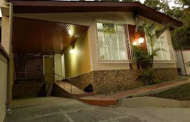 Imagem: A casa possui 3 Dormitórios, 3 Banheiros, 4 Vagas na garagem