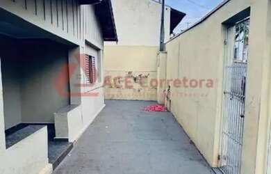 Imagem: A casa possui 3 Dormitórios, 1 Banheiro, 3 Vagas na garagem