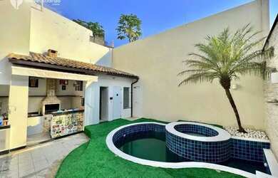 Imagem: A casa possui 3 Dormitórios, 1 Banheiro, 2 Vagas na garagem