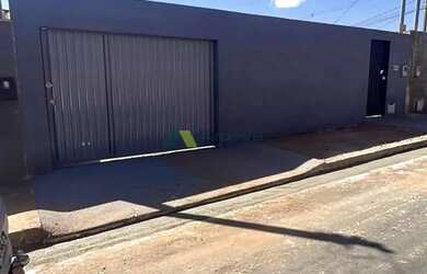 Imagem: A casa possui 2 Dormitórios, 1 Banheiro, 80m² de Área, Imóvel