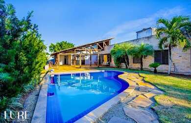 Imagem: A casa possui 4 Dormitórios, 5 Banheiros, 5 Vagas na garagem