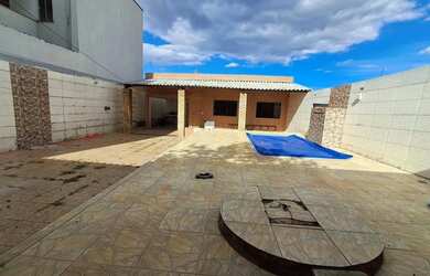 Imagem: A casa possui 3 Dormitórios, 2 Banheiros, 300m² de Área e