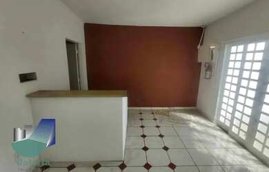 Imagem: O depósito possui 3 Vagas na garagem e 150m² de Área e está