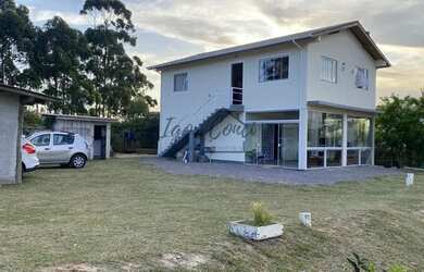 Imagem: A casa possui 4 Dormitórios, 2 Banheiros, 2 Vagas na garagem