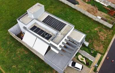 Imagem: A casa possui 4 Dormitórios, 4 Banheiros, 4 Vagas na garagem