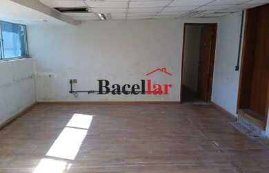 Imagem: O depósito possui 443m² de Área e está localizado em Centro