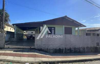 Imagem: A casa possui 2 Dormitórios, 1 Banheiro, 2 Vagas na garagem