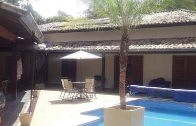 Imagem: A casa em condomínio possui 4 Dormitórios, 3 Banheiros, 5