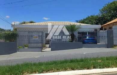 Imagem: A casa possui 3 Dormitórios, 3 Banheiros, 2 Vagas na garagem