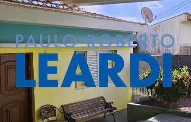 Imagem: A casa possui 4 Dormitórios, 3 Banheiros, 4 Vagas na garagem