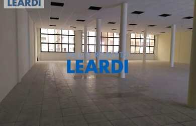 Imagem: O depósito possui 5 Vagas na garagem e 2222m² de Área e está