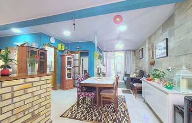 Imagem: A casa possui 3 Dormitórios, 3 Banheiros, 2 Vagas na garagem