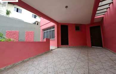 Imagem: A casa possui 3 Dormitórios, 2 Banheiros, 1 Vaga na garagem