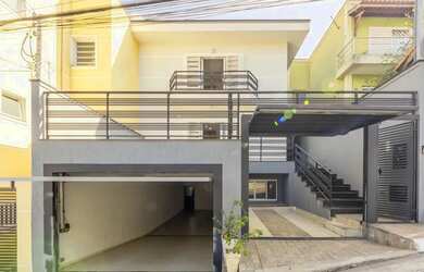 Imagem: A casa possui 3 Dormitórios, 4 Banheiros, 5 Vagas na garagem