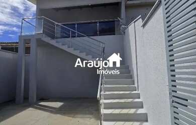 Imagem: A casa possui 3 Dormitórios, 1 Banheiro, 2 Vagas na garagem