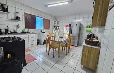 Imagem: A casa possui 3 Dormitórios, 3 Banheiros, 4 Vagas na garagem