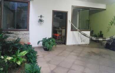 Imagem: A casa possui 3 Dormitórios, 3 Banheiros, 2 Vagas na garagem