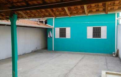 Imagem: A casa possui 2 Dormitórios, 1 Banheiro, 2 Vagas na garagem