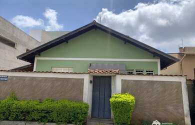 Imagem: A casa possui 3 Dormitórios, 1 Banheiro, 3 Vagas na garagem