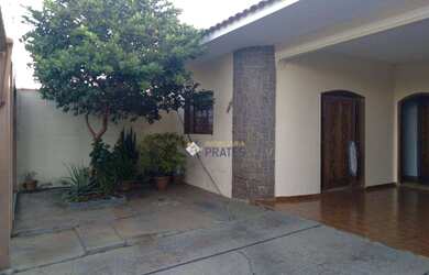 Imagem: A casa possui 3 Dormitórios, 2 Banheiros, 4 Vagas na garagem