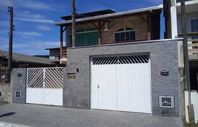 Imagem: A casa possui 4 Dormitórios, 3 Banheiros, 3 Vagas na garagem