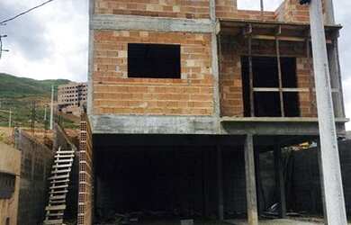 Imagem: O apartamento possui 3 Dormitórios, 1 Banheiro, 2 Vagas na