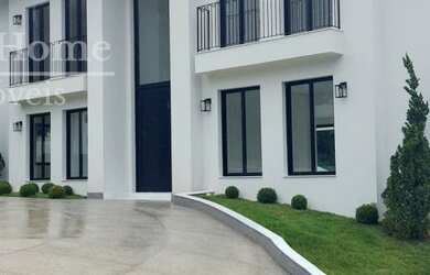 Imagem: A casa possui 4 Dormitórios, 5 Banheiros, 5 Vagas na garagem