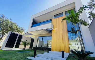 Imagem: A casa em condomínio possui 4 Dormitórios, 5 Banheiros, 2