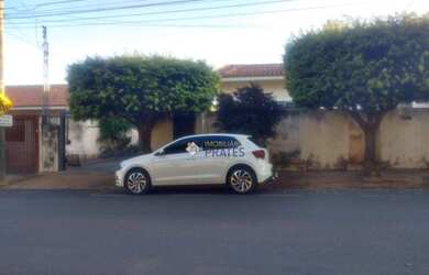 Imagem: A casa possui 3 Dormitórios, 2 Banheiros, 3 Vagas na garagem
